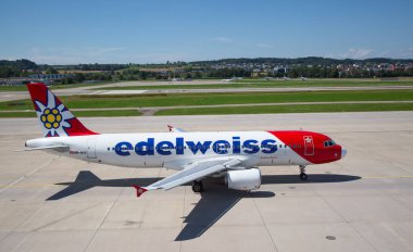 ZURICH - 30 Temmuz 2016 Zürih, İsviçre 'de Zürih Havaalanı' nın A terminalinden kalkmaya hazırlanan uçaklar. Zürih havalimanı İsviçre Havayolları ve Avrupa merkezlerinden birinin ana limanıdır..