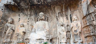 Ünlü Longmen Grottoes (Çin 'in Hennn eyaleti Luoyang yakınlarındaki anıt kayaya oyulmuş Buda ve Bodhisattvas heykelleri))