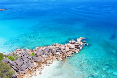 Seyşeller 'deki La Digue adasında ünlü Grand Anse plajı.