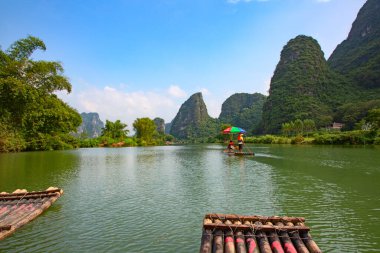 Li Nehri veya Lijiang Nehri Çin 'in Guangxi Zhuang Özerk Bölgesi' nde bulunan bir nehirdir. Guilin 'den Yangshuo' ya 83 km (52 mi) uzunluğunda ve Karst kayalarının oluşturduğu manzarasıyla ünlüdür..