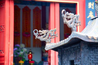 Ünlü Longmen Grottoes (Çin 'in Hennn eyaleti Luoyang yakınlarındaki anıt kayaya oyulmuş Buda ve Bodhisattvas heykelleri))