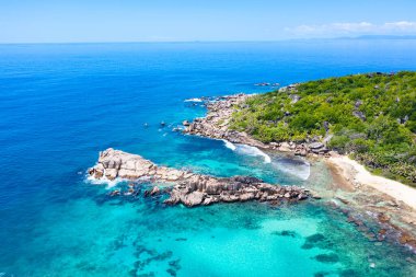 Seyşeller 'deki La Digue adasında ünlü Grand Anse plajı.