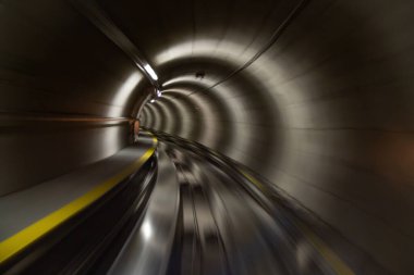 Yeraltı tünelinden geçmek (Zürih havaalanı)
