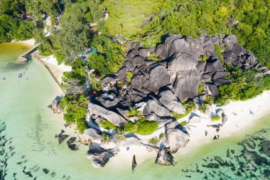 Seyşeller 'deki La Digue adasındaki ünlü Anse Source D' Argent plajı