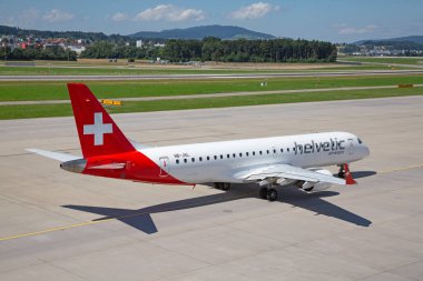 ZURICH - 30 Temmuz 2016 Zürih, İsviçre 'de Zürih Havaalanı' nın A terminalinden kalkmaya hazırlanan uçaklar. Zürih havalimanı İsviçre Havayolları ve Avrupa merkezlerinden birinin ana limanıdır..