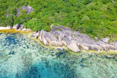 Seyşeller 'deki La Digue adasındaki ünlü Anse Source D' Argent plajı