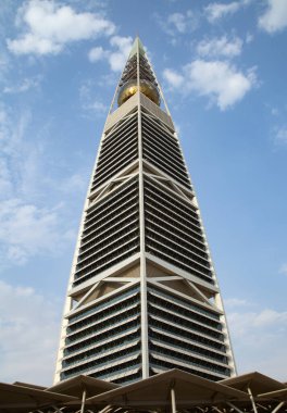 RIYADH - 22 Ağustos 2016 'da Suudi Arabistan' ın Riyad kentinde Al Faisaliah Kulesi cephesinde gün batımı. Al Faisaliah kuleleri lüks bir oteldir ve Suudi Arabistan 'ın en belirgin gökdelenidir.