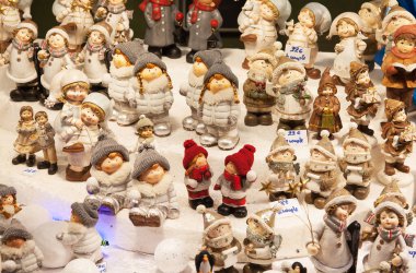 Strassbourg - Aralık 23: Renkli süslemeleri Noel pazarı Strazburg'da üzerinde 23 Aralık 2013 tarihinde Strazburg, Fransa. Noel pazarı şehrin ünlü turistik 's. 