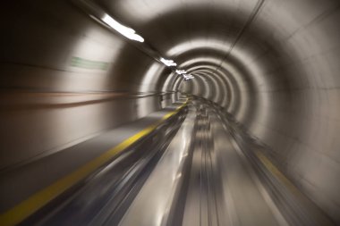 Yeraltı tünelinden geçmek (Zürih havaalanı)