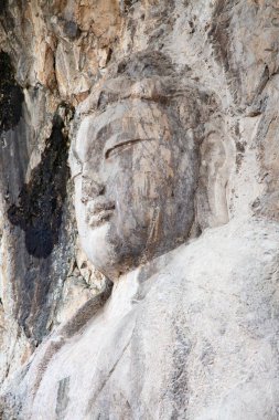 Ünlü Longmen Grottoes (Çin 'in Hennn eyaleti Luoyang yakınlarındaki anıt kayaya oyulmuş Buda ve Bodhisattvas heykelleri))