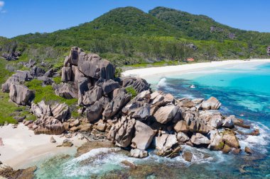 Seyşeller 'deki La Digue adasında ünlü Grand Anse plajı.