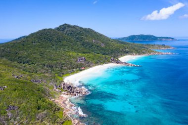 Seyşeller 'deki La Digue adasında ünlü Grand Anse plajı.