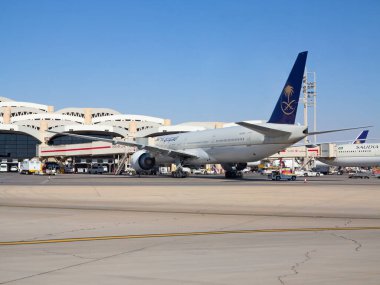 Riyad - 01 Mart 2016 'da Riyad King Khalid Havalimanı' ndan kalkmaya hazırlanan uçaklar Riyad, Suudi Arabistan 'da. Riyad Havalimanı Suudi Arabistan Havayollarının ana limanıdır..