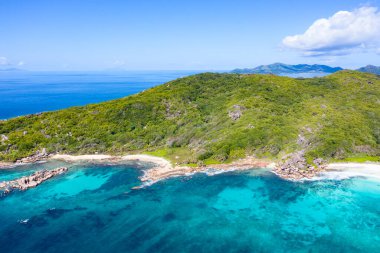 Seyşeller 'deki La Digue adasında ünlü Grand Anse plajı.