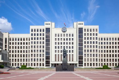 Bağımsızlık Meydanı minsk'bina Parlamento. Belarus