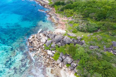 Seyşeller 'deki La Digue adasında ünlü Grand Anse plajı.