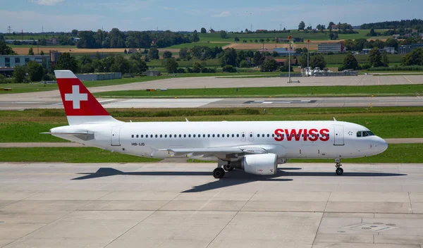 Zurich Julho Aviões Preparando Para Decolar Terminal Aeroporto Zurique Julho — Fotografia de Stock
