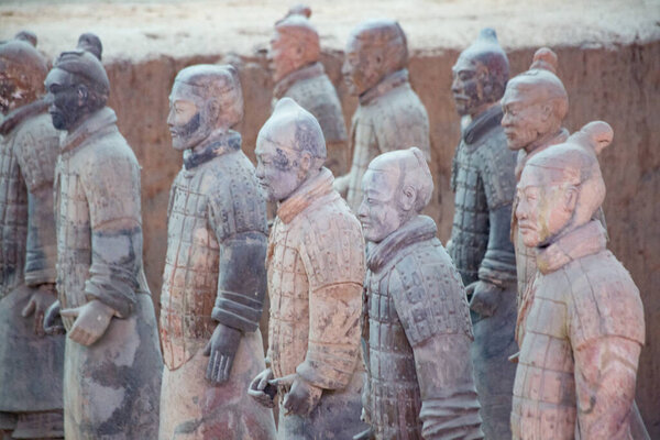 XIAN, CHINA - October 8, 2017: Famous Terracotta Army in Xi 'an, China. Мавзолей Цинь Ши Хуана, первого императора Китая, содержит коллекцию терракотовых скульптур броненосцев и лошадей.