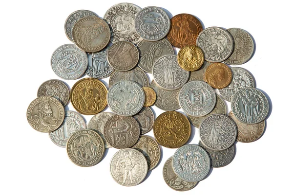 白色背景的中世纪硬币的收藏品 — 图库照片