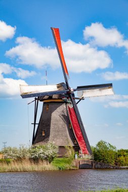 Hollanda Kinderdijk yakınlarında antik yel değirmenleri