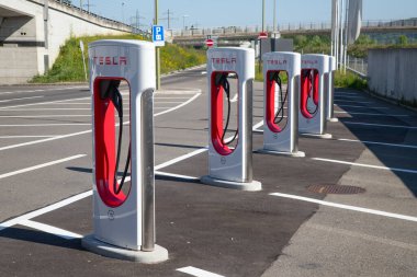 ZURICH - 1 Haziran 2021 'de İsviçre' nin Zürih kentindeki Tesla Supercharger istasyonu. Tesla motorları Avrupa ve Dünya çapındaki şarj istasyonlarının ağını geliştirir..