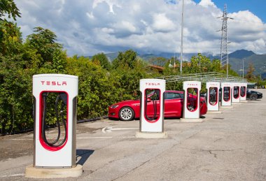 FORTE DEI MARMI, ITALY - 21 Eylül 2021 'de Tesla Supercharger istasyonu, İtalya Forte dei Marmi' de. Tesla motorları Avrupa ve Dünya çapındaki şarj istasyonlarının ağını geliştirir..