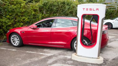 FORTE DEI MARMI, ITALY - 21 Eylül 2021 'de Tesla Supercharger istasyonu, İtalya Forte dei Marmi' de. Tesla motorları Avrupa ve Dünya çapındaki şarj istasyonlarının ağını geliştirir..