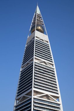 27 Şubat 2023 'te Suudi Arabistan' ın Riyad kentinde Al Faisaliah kulesinde gün batımı ışığı. Al Faisaliah kuleleri lüks bir oteldir ve Suudi Arabistan 'ın en belirgin gökdelenidir.