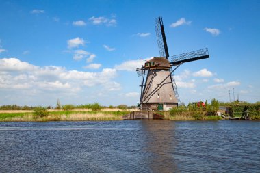 Hollanda Kinderdijk yakınlarında antik yel değirmenleri