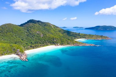 Seyşeller 'deki La Digue adasında ünlü Grand Anse plajı.