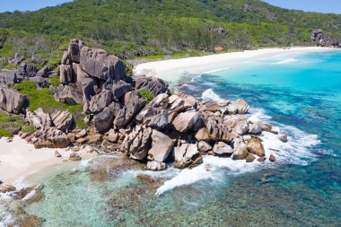 Seyşeller 'deki La Digue adasında ünlü Grand Anse plajı.