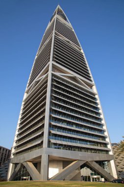 27 Şubat 2023 'te Suudi Arabistan' ın Riyad kentinde Al Faisaliah kulesinde gün batımı ışığı. Al Faisaliah kuleleri lüks bir oteldir ve Suudi Arabistan 'ın en belirgin gökdelenidir.