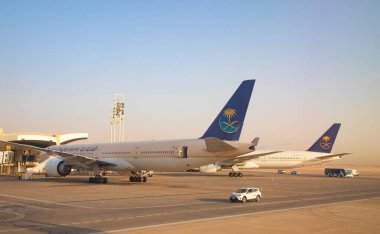 Riyad - Mart 05: Riyad King Khalid Havalimanı 'ndan kalkmaya hazırlanan uçaklar 05 Mart 2023 tarihinde Riyad, Suudi Arabistan' da. Riyad Havalimanı Suudi Arabistan Havayollarının ana limanıdır..