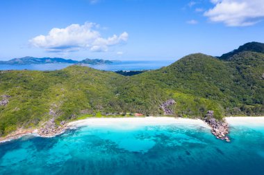 Seyşeller 'deki La Digue adasında ünlü Grand Anse plajı.