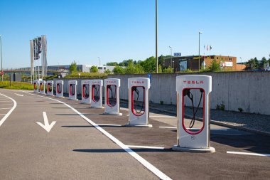ZURICH - 1 Haziran 2021 'de İsviçre' nin Zürih kentindeki Tesla Supercharger istasyonu. Tesla motorları Avrupa ve Dünya çapındaki şarj istasyonlarının ağını geliştirir..