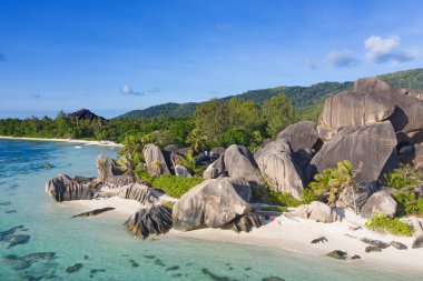Seyşeller 'deki La Digue adasındaki ünlü Anse Source D' Argent plajı