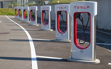 ZURICH - 1 Haziran 2021 'de İsviçre' nin Zürih kentindeki Tesla Supercharger istasyonu. Tesla motorları Avrupa ve Dünya çapındaki şarj istasyonlarının ağını geliştirir..