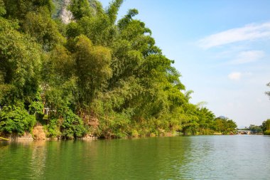 Li Nehri veya Lijiang Nehri Çin 'in Guangxi Zhuang Özerk Bölgesi' nde bulunan bir nehirdir. Guilin 'den Yangshuo' ya 83 km (52 mi) uzunluğunda ve Karst kayalarının oluşturduğu manzarasıyla ünlüdür..