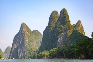 Li Nehri veya Lijiang Nehri Çin 'in Guangxi Zhuang Özerk Bölgesi' nde bulunan bir nehirdir. Guilin 'den Yangshuo' ya 83 km (52 mi) uzunluğunda ve Karst kayalarının oluşturduğu manzarasıyla ünlüdür..