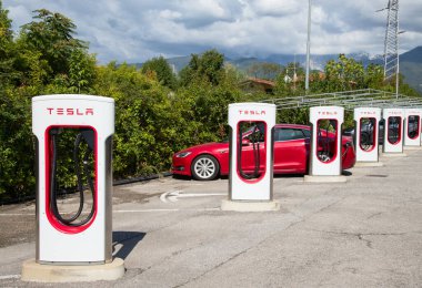 FORTE DEI MARMI, ITALY - 21 Eylül 2021 'de Tesla Supercharger istasyonu, İtalya Forte dei Marmi' de. Tesla motorları Avrupa ve Dünya çapındaki şarj istasyonlarının ağını geliştirir..