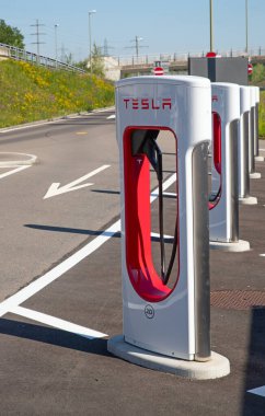 ZURICH - 1 Haziran 2021 'de İsviçre' nin Zürih kentindeki Tesla Supercharger istasyonu. Tesla motorları Avrupa ve Dünya çapındaki şarj istasyonlarının ağını geliştirir..