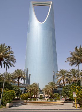 RIYADH - 3 Mart 2023 'te Riyad, Suudi Arabistan' da Krallık Kulesi. Krallık Kulesi bir ticaret ve fuar merkezi, alışveriş merkezi ve Riyad şehrinin ana simgelerinden biridir.