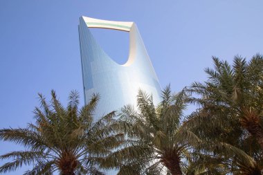 RIYADH - 3 Mart 2023 'te Riyad, Suudi Arabistan' da Krallık Kulesi. Krallık Kulesi bir ticaret ve fuar merkezi, alışveriş merkezi ve Riyad şehrinin ana simgelerinden biridir.