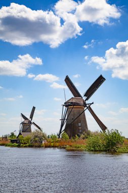 Hollanda Kinderdijk yakınlarında antik yel değirmenleri