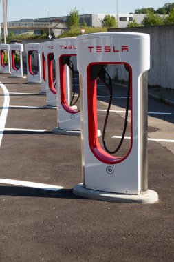 ZURICH - 1 Haziran 2021 'de İsviçre' nin Zürih kentindeki Tesla Supercharger istasyonu. Tesla motorları Avrupa ve Dünya çapındaki şarj istasyonlarının ağını geliştirir..