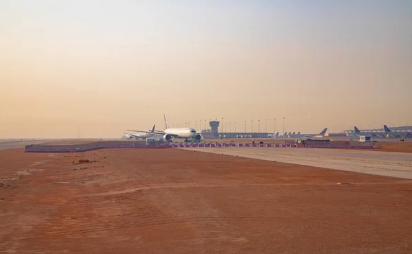 利雅得 2005年3月 准备于2023年3月5日在利雅得国王哈立德机场起飞的飞机 利雅得机场是沙特阿拉伯航空公司的大港 — 图库照片