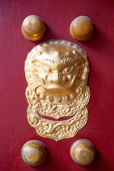 Tradycyjne Wejście Pałacu Chińskiego Dekoracją Głowy Lwa — Zdjęcie stockowe