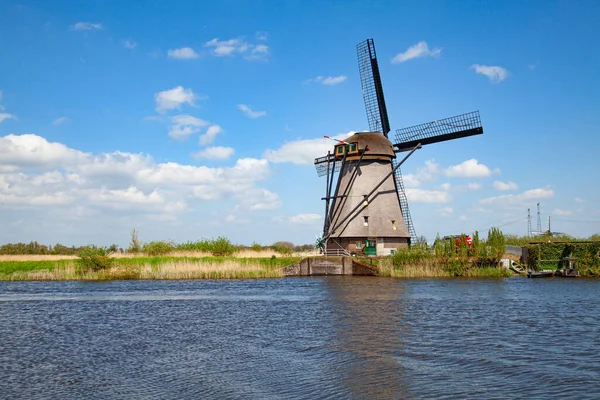荷兰Kinderdijk附近的古代风车 — 图库照片