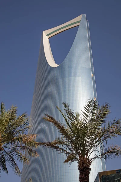 リヤド 3月3日 サウジアラビアのリヤドで2023年3月3日に王国の塔 王国タワーはビジネスとコンベンションセンターであり ショッピングモールであり リヤド市の主要なランドマークの1つです — ストック写真