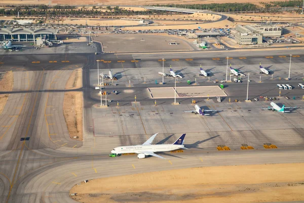 リヤド 3月5日 サウジアラビアのリヤドで 2023年3月5日にリヤドキングハリド空港で離陸する準備をしている飛行機 リヤド空港はサウジアラビア航空のホームポートです — ストック写真